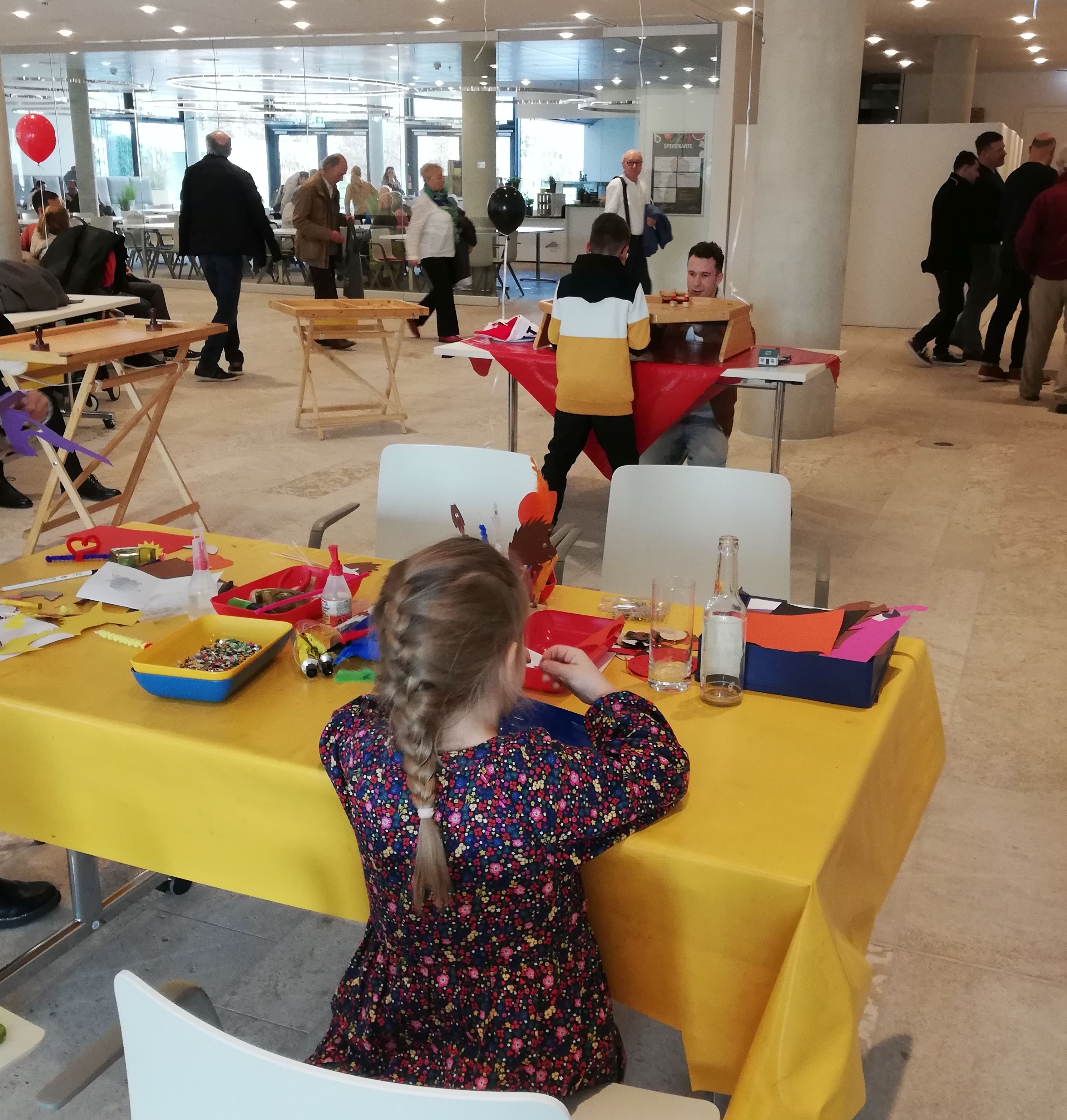 Basteltisch mit Maedchen 